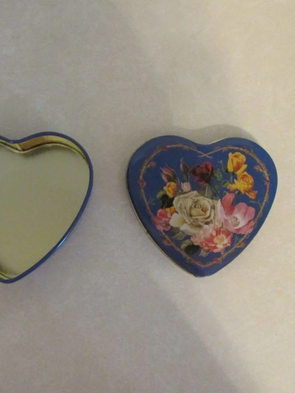 TIN CONTAINER BLUE HEART SHAPE with FLORAL ROSES LID TRINKET BOX GRANNYCORE VICT